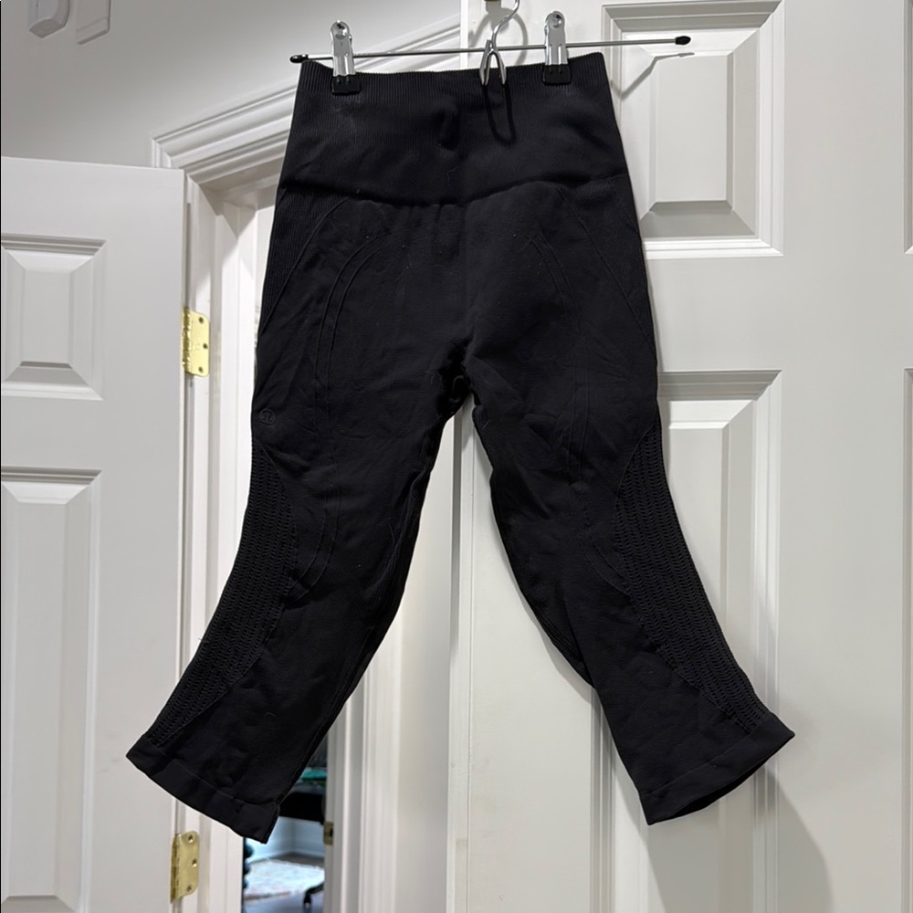 Lululemon In the Flow Capri leggings in a charcoal grey/black color, size 4